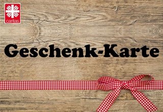 Vor einem Hintergrund mit Holzoptik Geschenk-Karte befindet sich im unteren Drittel eine rot-weiß karrierte Geschenkschleife. Darüber der Schriftzug "Geschenk-Karte"