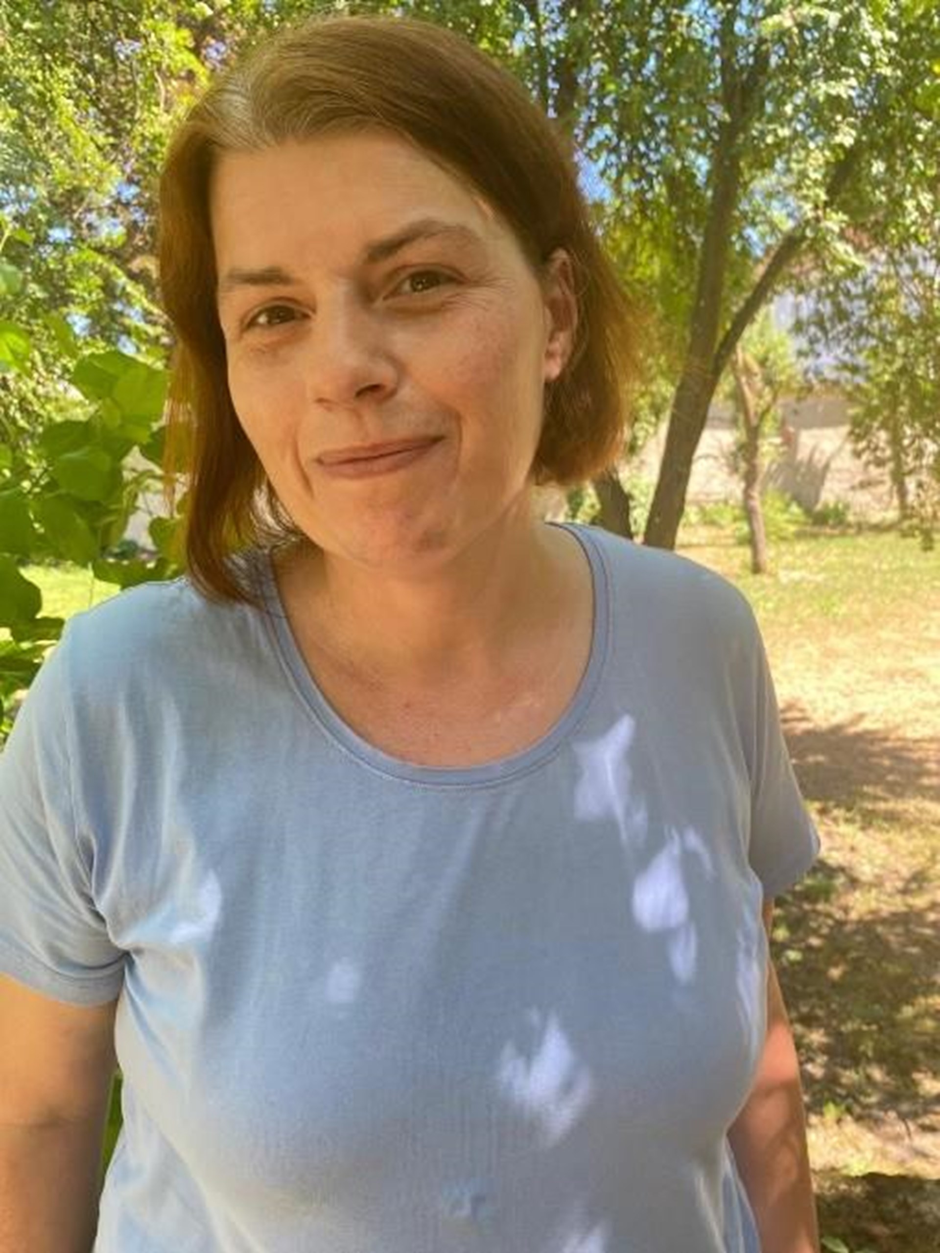 Eine Frau vor einem Baum