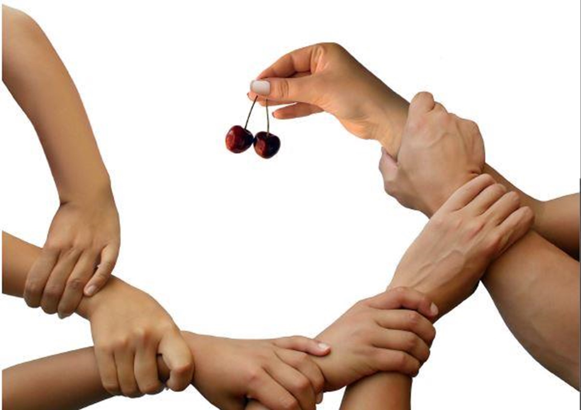 Sich gegenseitig am Arm greifende Hände unterschiedlichen Alters bilden einen Kreis. Die letzte Hand des Kreises hält zwei Kirschen.