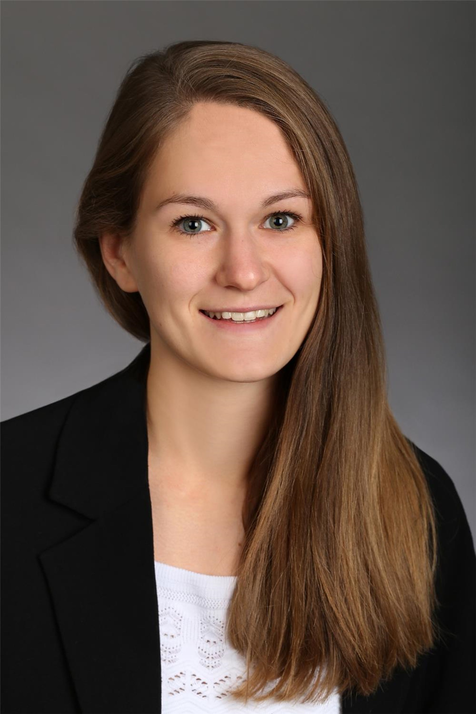 Eine Frau vor einem schwarzen Hintergrund