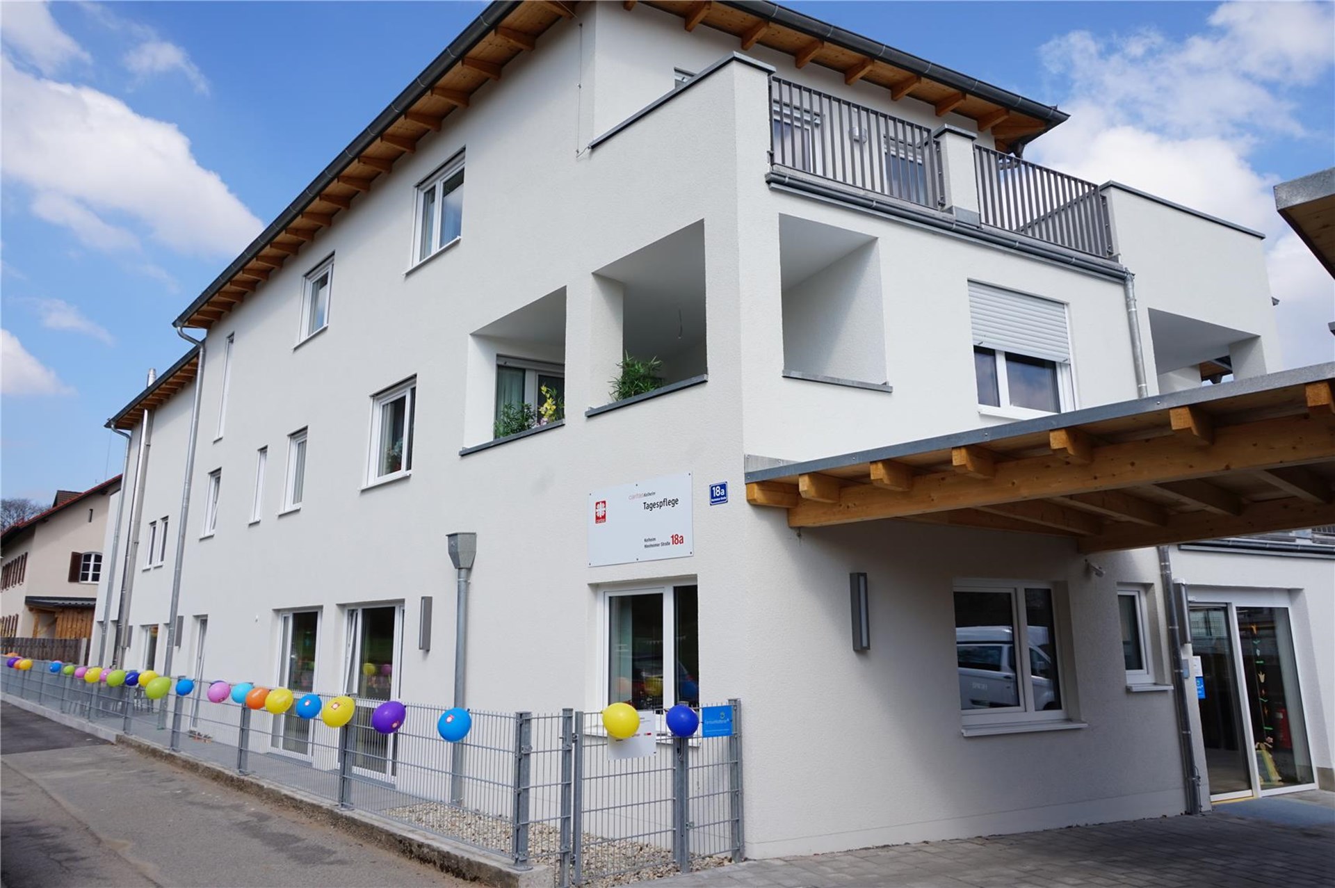 Außenansicht des Gebäudes der Caritas-Tagespflege Kelheim in der Hienheimer Straße.