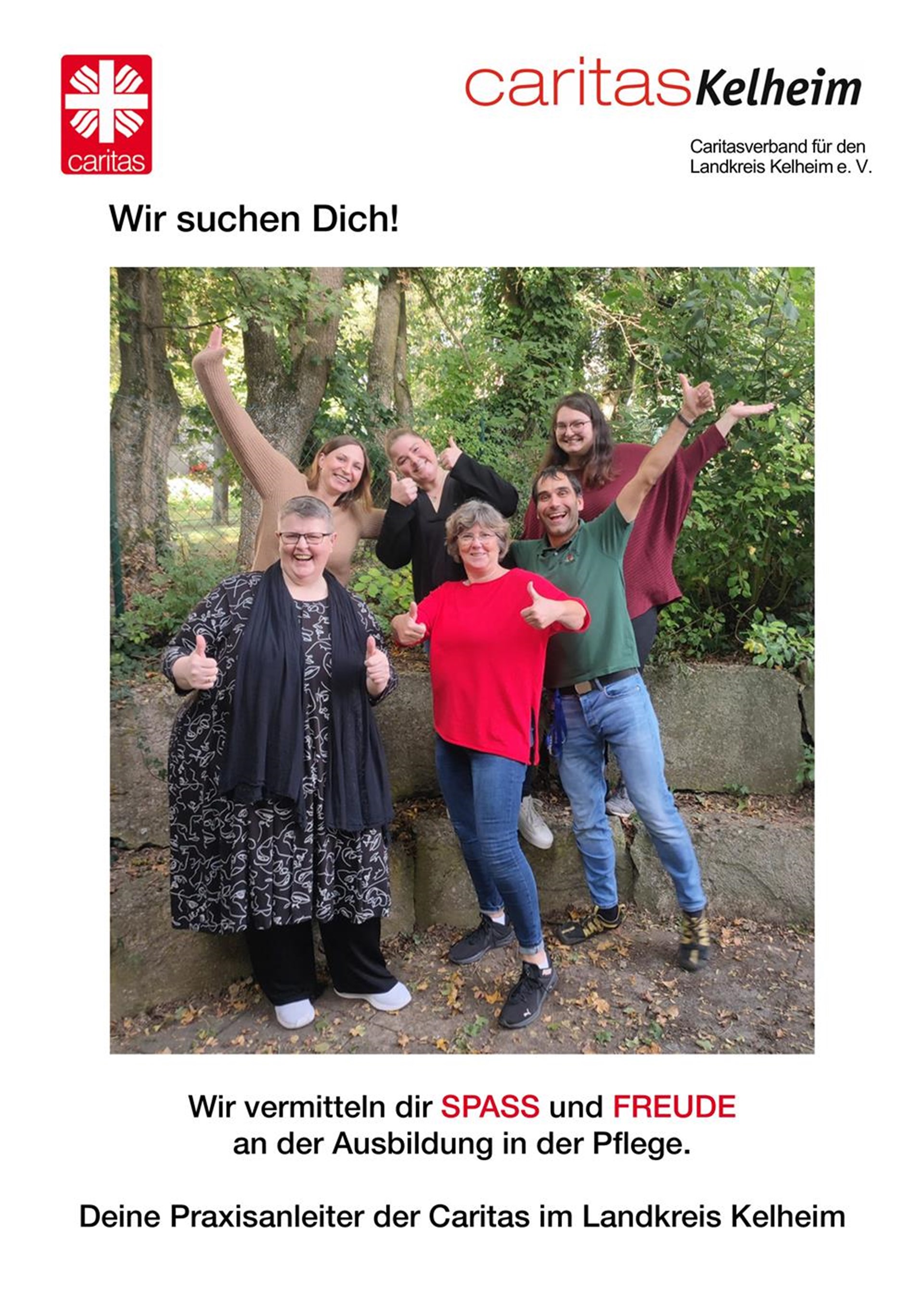 Gruppe fröhlicher Mitarbeitender lachen und zeigen den Daumen nach oben