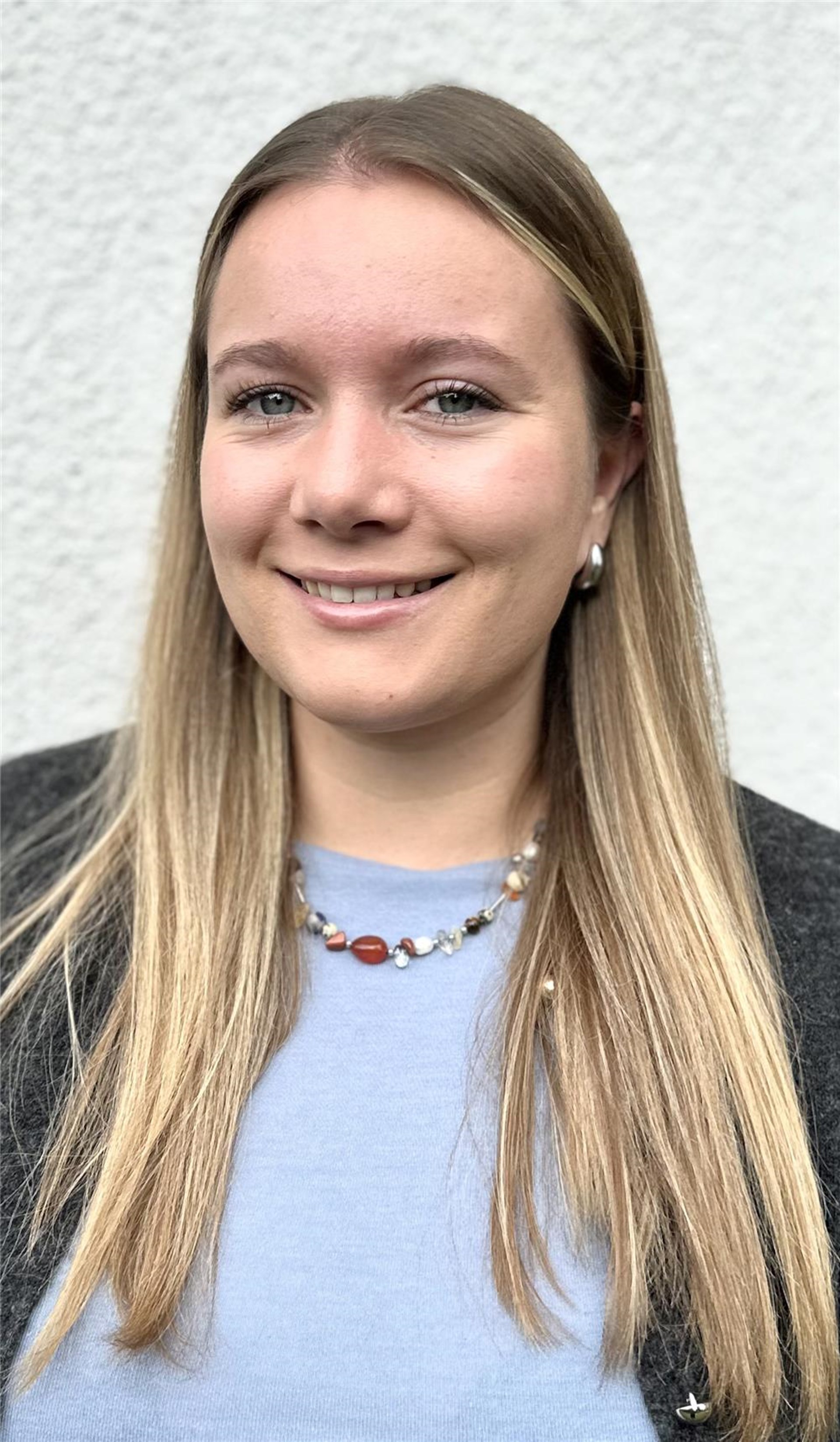 Frau mit langen Haaren vor weißem Hintergrund